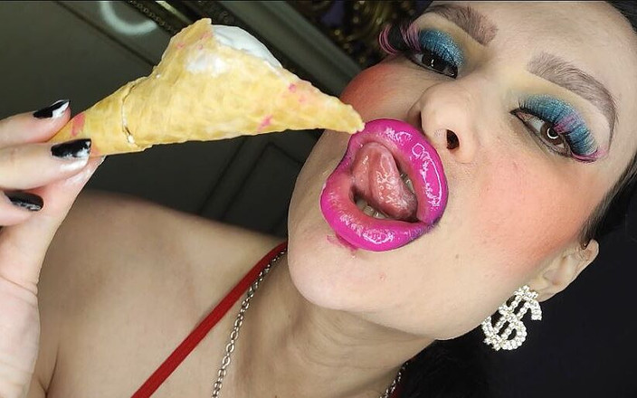 Princess18_: Velké lháté Bimbo s lesklou rtěnkou jí zmrzlinu