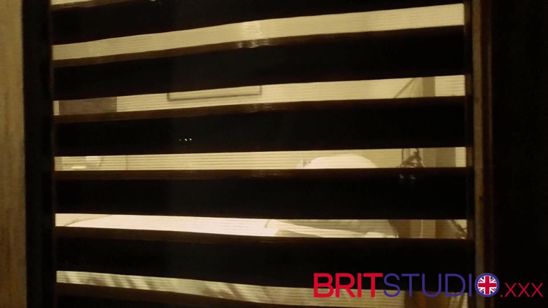 Brit Studio: Awak tengok jiran awak melancap