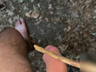 Self spanker: Billenkoek in het bos met stok