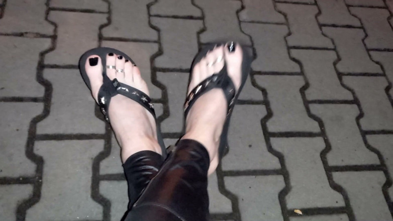 Heelex: Amante dos pés sexy em um passeio noturno