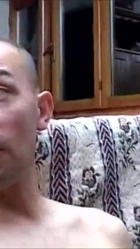 Jane Doe, von zwei männern nach hause gebracht, genießt es, es in ihren mund und ihren arsch zu nehmen