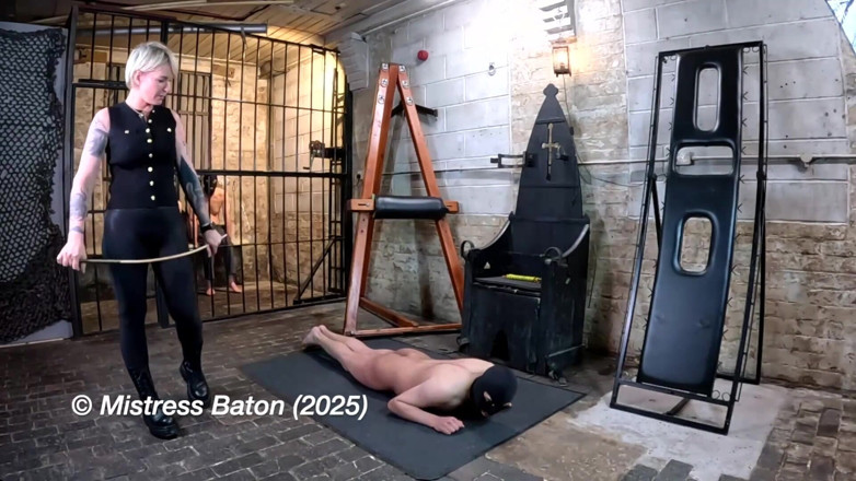 MistressBaton: Zkouška cvičení ve vězení od krutého vězeňské dozorce