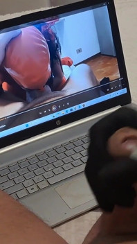 Milf masturba una gran polla hasta que se corre en sus guantes en primer plano