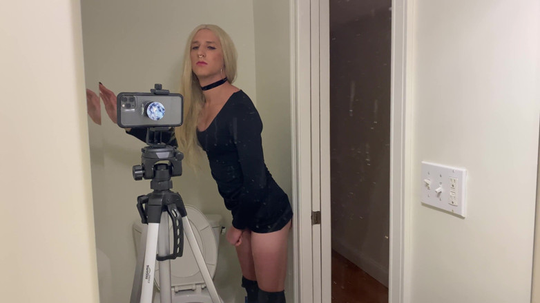 Sissy Bailey Wilde: ホットなクロスドレッサーが射精ディルドで犯される
