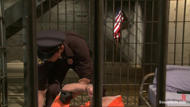 Bound gods: Nowy oficer Maguire i napalony przestępca seksualny