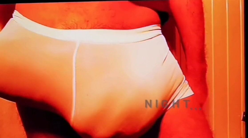 Monster_Meat_: Tvrdá silikonová péra se předvádí ve spodním prádle