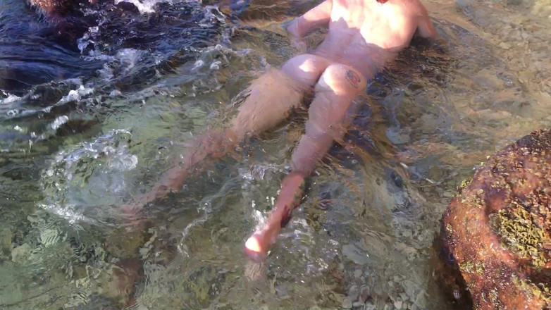 Risky Hairy Couple: Купание обнаженной на Кипра