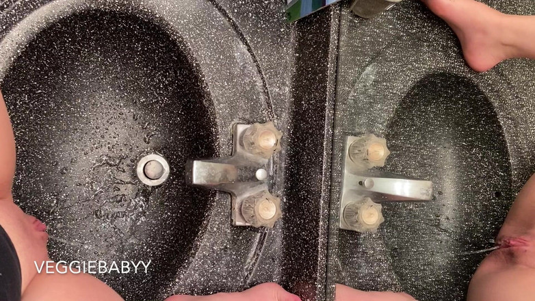Veggiebabyy: Pisse dans mon évier pendant un jour