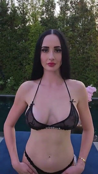 Robotul sexual dominant Violet Voss împinge limitele puterii și plăcerii