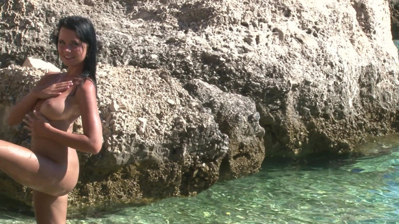 Cryptostudios: La splendida mora giura le sue grandi tette sulla spiaggia...