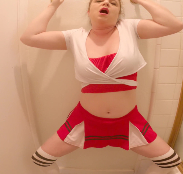 Erin Electra: cheerleader-stiefschwester erwischt stiefbruder beim masturbieren und fickt ihn im badezimmer