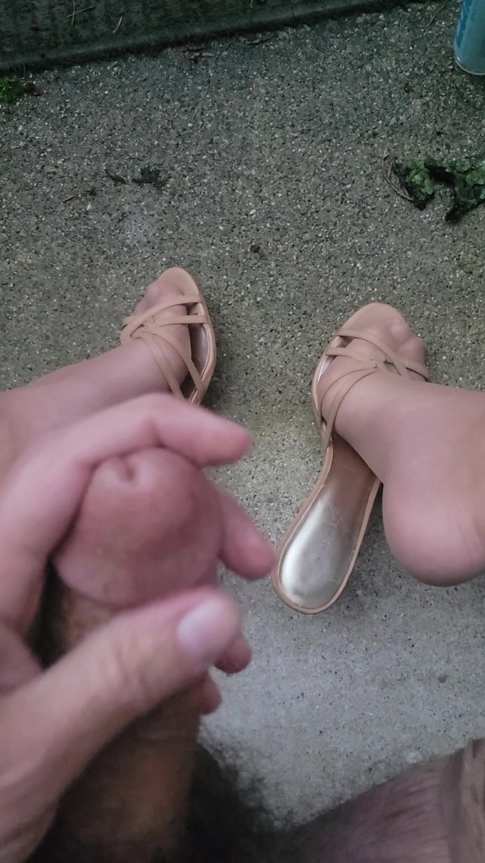 Feet Lover: Ejaculând pe picioare afară