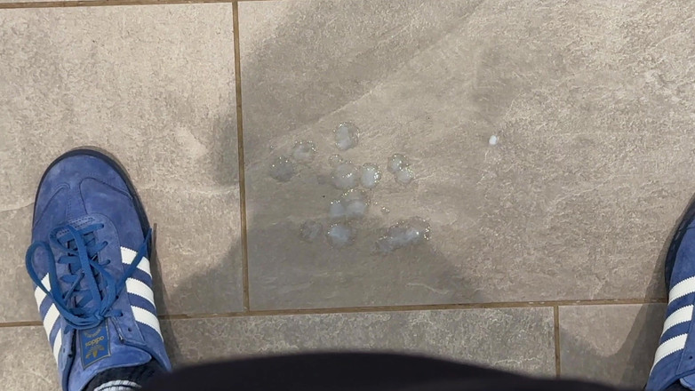 NakedFoxx: Teman saya menonton saya melancap dan pancutan mani di pasar...