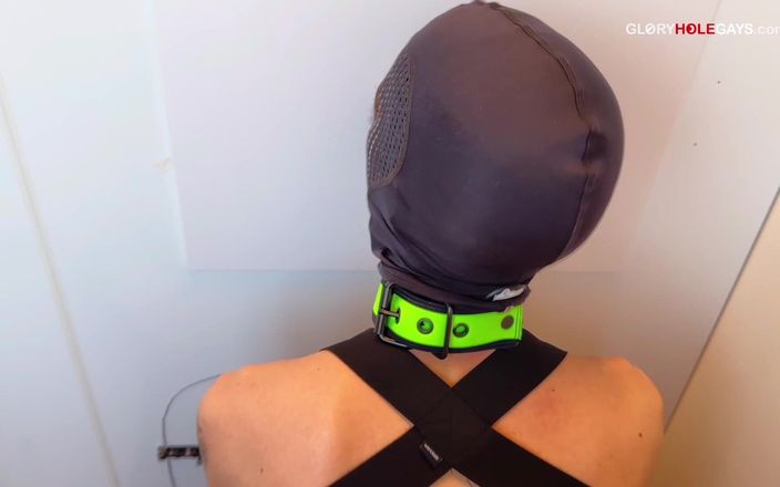 GLORYHOLEGAYS: 20歳のイケメンがグローリーホールで匿名のトップスを提供 - ベアバックアクションを含む