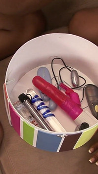 Dua awek eboni mengalami orgasme basah