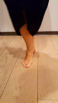 La relaxation du soir de Selena en peignoir