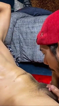 Il ragazzo etero con un grosso cazzo si guarda mentre gli lecco il cazzo e le palle