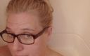 Ms. Bella: Vasca da bagno e rasatura