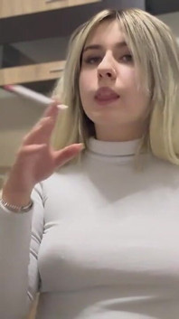 Femeie latino de 19 ani fumând