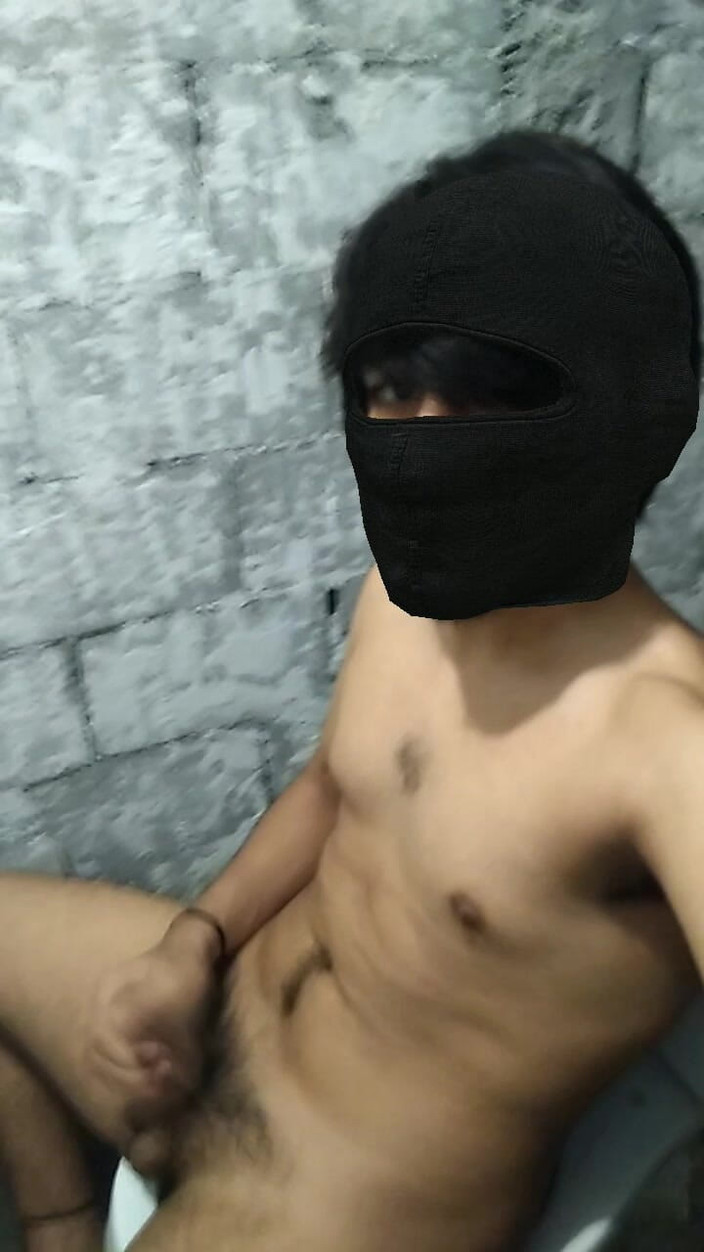 AlexAlejandro13: Encapuchado