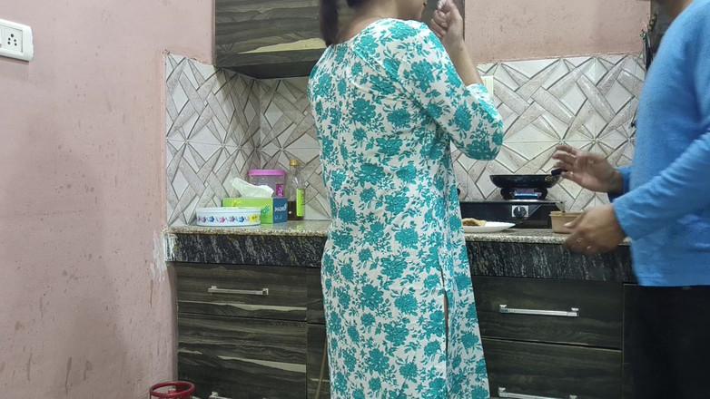 Hornycouple149: 美しいインドの継母の猫とお尻は、彼が誘惑するためにキッチンにいる間、継息子によって激しく犯されました