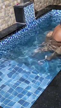 Meia-irmã pega seu meio-irmão cheirando sua calcinha e fode ele
