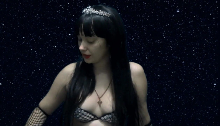 Goddess Misha Goldy: Yıldızlı gökyüzünün altında boşalma geri sayım ile mastürbasyon talimatı