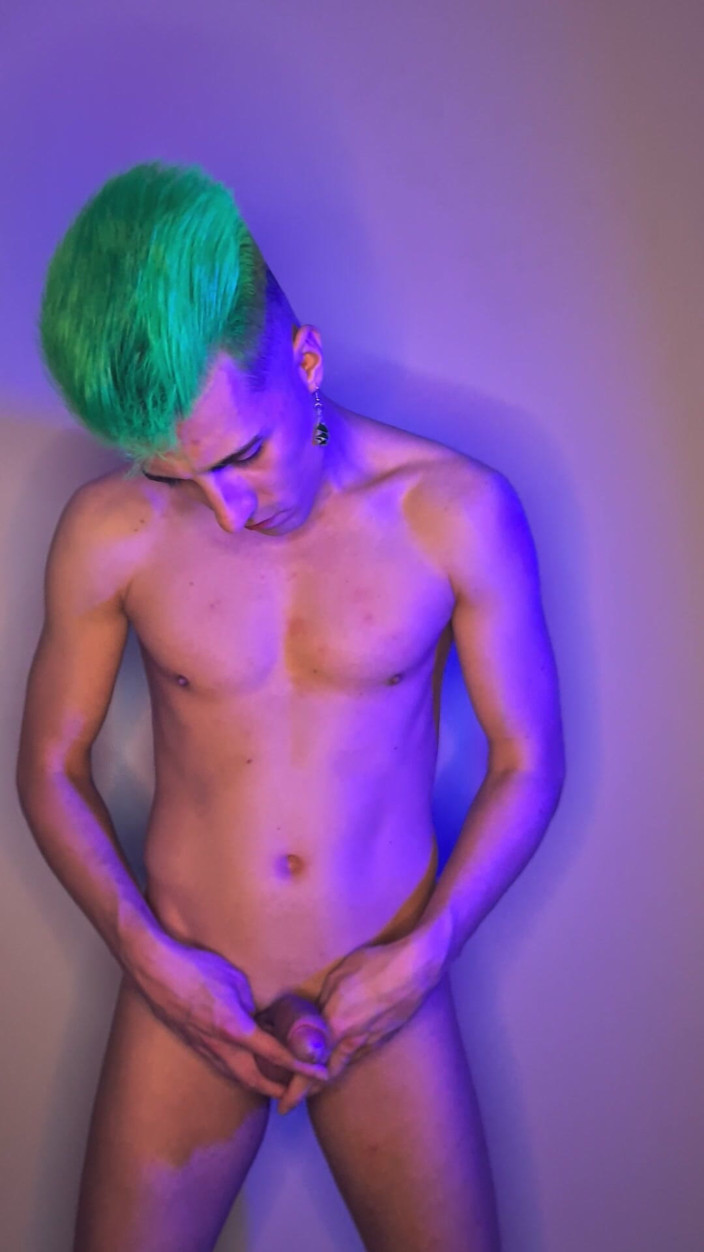 Axel Blaise: Un jumelle aux cheveux verts le caresse debout