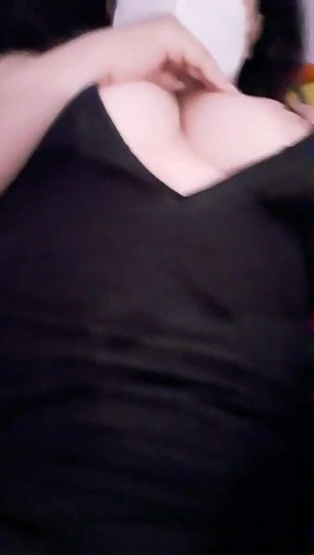 MIA_BEGUM_H: Woman masturbates on video call