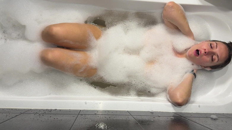 Hottie goddess: Пена чихает обнаженной в видео от первого лица