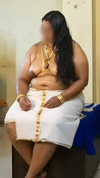 Fille indienne en robe traditionnelle, séance photo seins nus en bijoux