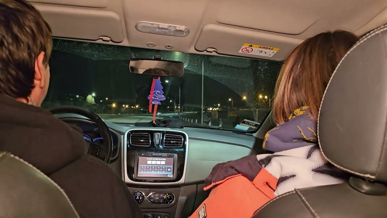 Knock Knock Club: Schmutzige schlampen lutschen schwanz im Uber vor der party! Klopfen,...