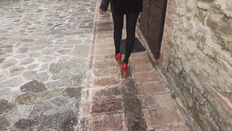 LauraOnHeels: एमआईएलए पेंटीहोज और ऊँची एड़ी के जूते में चलता है