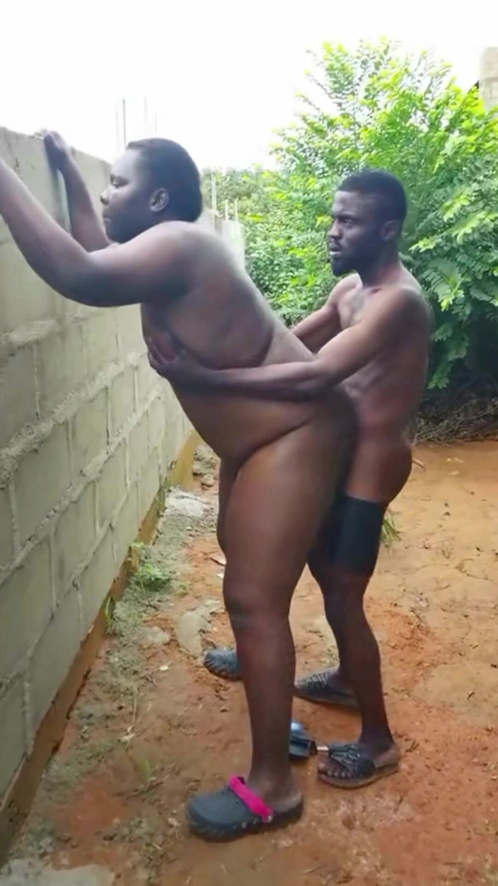 Sexylary: Kongkek bahagian bawah gemuk di luar.