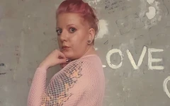 Kay in abito a rete rosa
