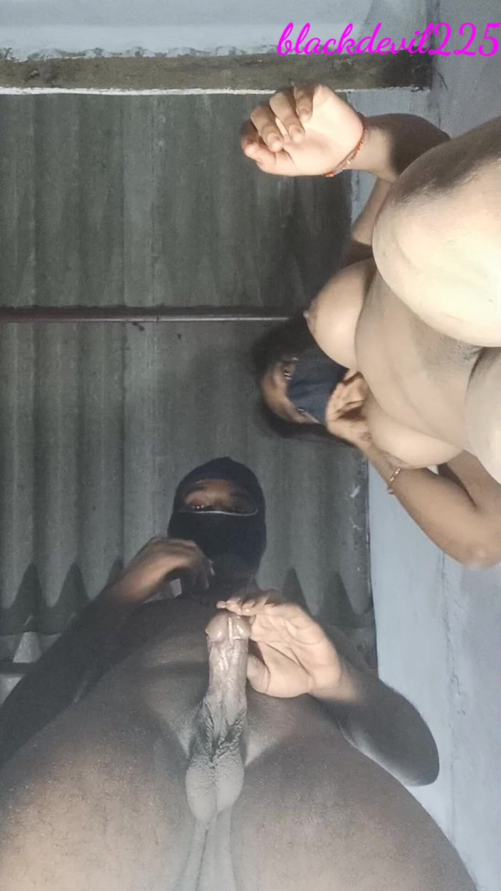 Mandadum: Awek desi berkongkek berdiri