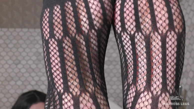 Mistress Legs: Nyonya dengan stoking jala hitam menggoda dan mengabaikan kakinya di...