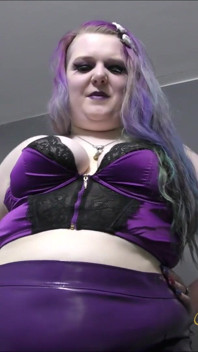 Una gigantessa in PVC viola