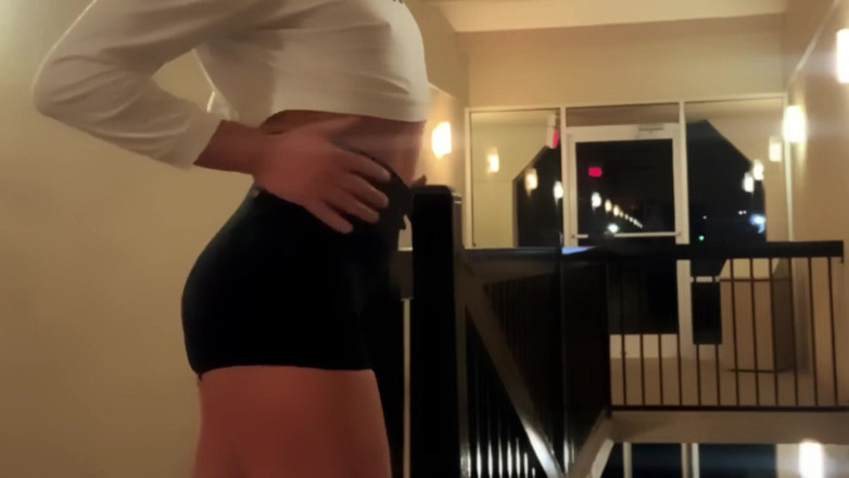 CindieLove: Heißer dildo-arschfick im hotelflur in kurzen shorts