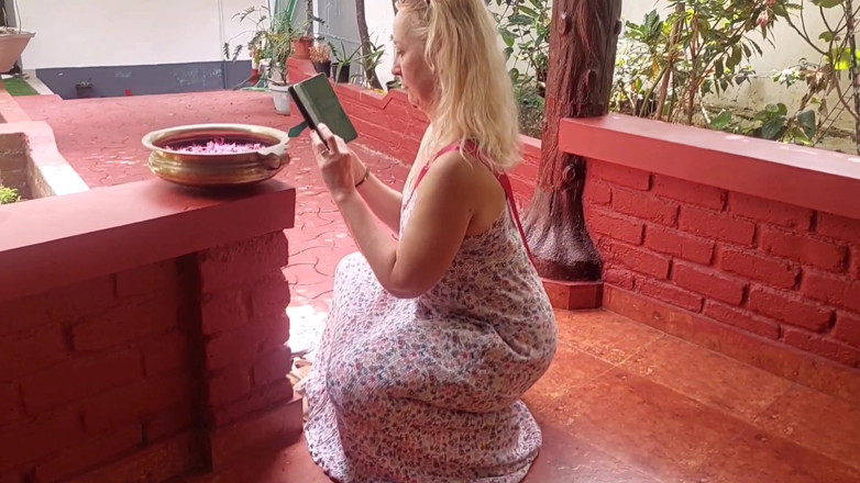 Selena701: 아마추어 금발 아내가 풋잡을 즐깁니다.