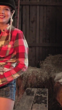 Faye Taylor berijdt outfit bts video