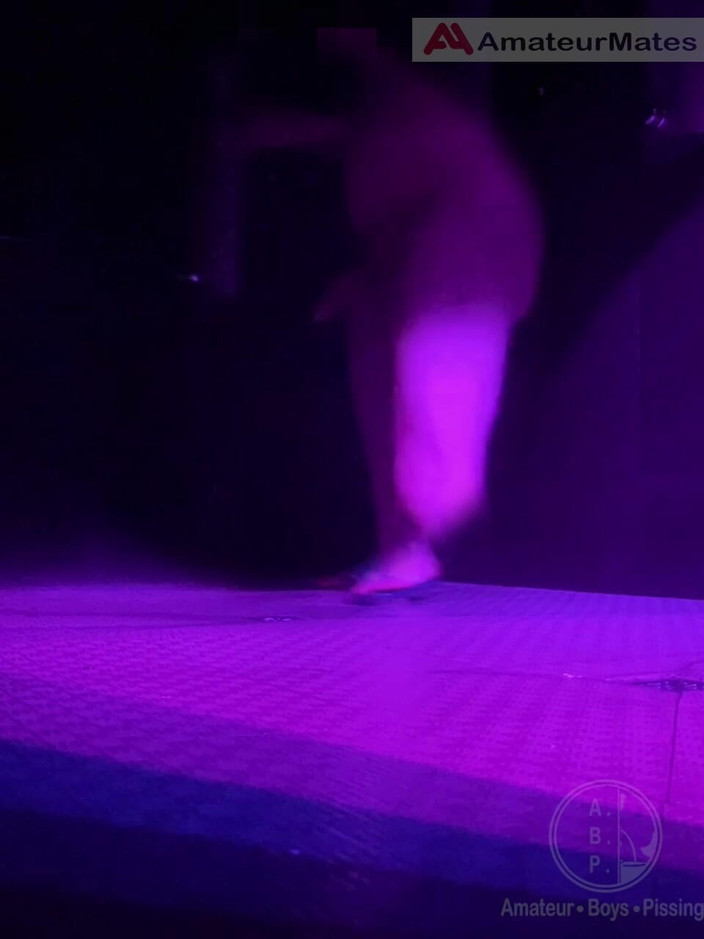 AmateurBoysPissing: Lelaki amatur ditangkap di bilik mandi gim - salah seorang daripada...