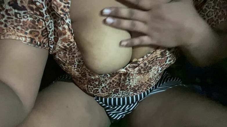 Angoori: 德西印度农村女孩 nagma 阴户指法