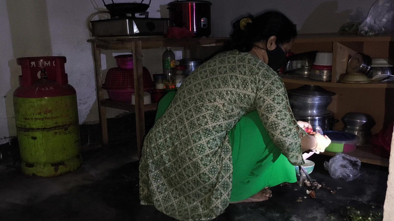 SAFI TV: 내 새엄마는 야채를 자르고 있었기 때문에 그녀를 껴안고 엉덩이에 그녀를 따먹기 시작했습니다.