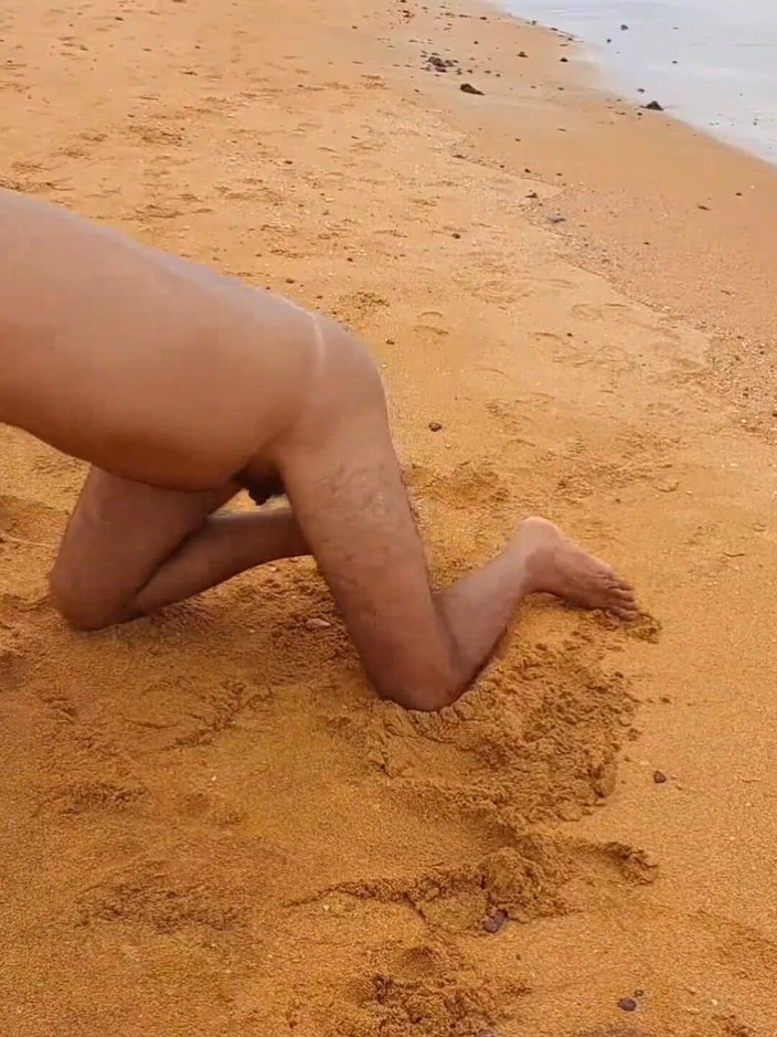 Ladysilvas: Ladysilva na pláži nahá předvádí svůj sexy opálený zadek se...