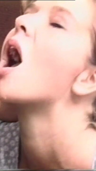 Ella está feliz de ser follada por su novio con una gran polla dura