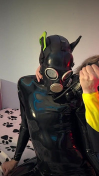 Zwei Latex-Welpen: Glänzende Anzüge, Intime Berührung und leidenschaftliches Schaltspiel