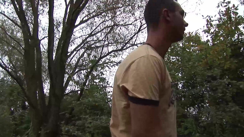 Backdoor Films: Spex babe is pleasing lucky guy's cock outdoors