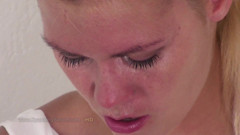 Spanking Server: Lizzy gevangenis zonder condoom zweep
