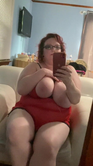 Rose Westt Studios: İri güzel kadın aynada dildo emiyor ve sikişiyor